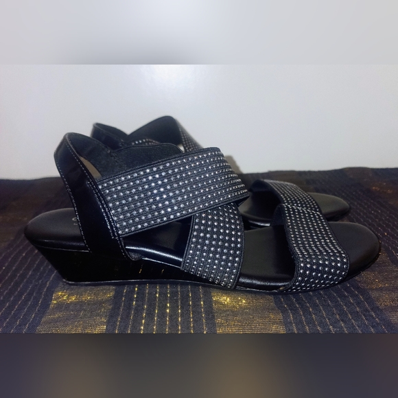 Predictions Comfort Plus Size 71/2 Strappy Silver Rinestone Studded Sandals Cute - Picture 6 of 14